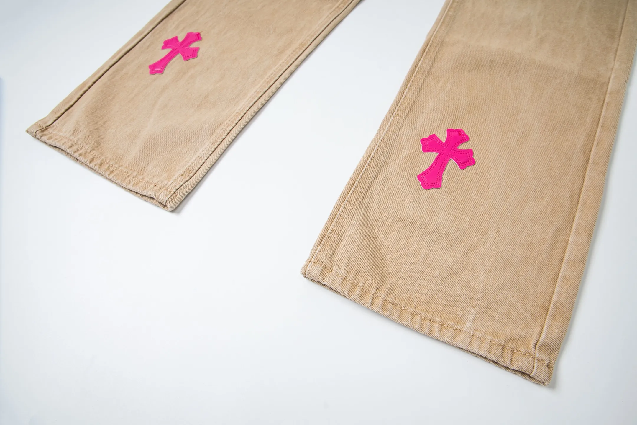 P240 Chrome Hearts 2025 New Miami Limited Couple Washed Jeans with Multiple Pink Cross Leather Labels is a hot item this season and is sought after by countless celebrities and fashionistas. The neat details of the cutting process add color to the playful fashion! The neat and meticulous design, and the well-fitting structure is unique. The upper body not only has outstanding recognition, but also looks younger and younger. A style with the ultimate wearing meaning and performance, gorgeous color matching, and the craftsmanship of this style is also extremely extraordinary. After the finished product is washed, it is disassembled and hand-made with sheepskin cross leather and then spliced ​​together to complete. The whole piece has too many craftsmanship to describe. It is decorated with patchwork cross flowers and high-waisted washed jeans! ! Absolutely high-end luxury product, a god-level single product, a super popular product, made with top heavy industry, a magic weapon that cannot be missed in the street. Style number: 1866# Size: 28 30 32 34 Color: khaki pink khaki black